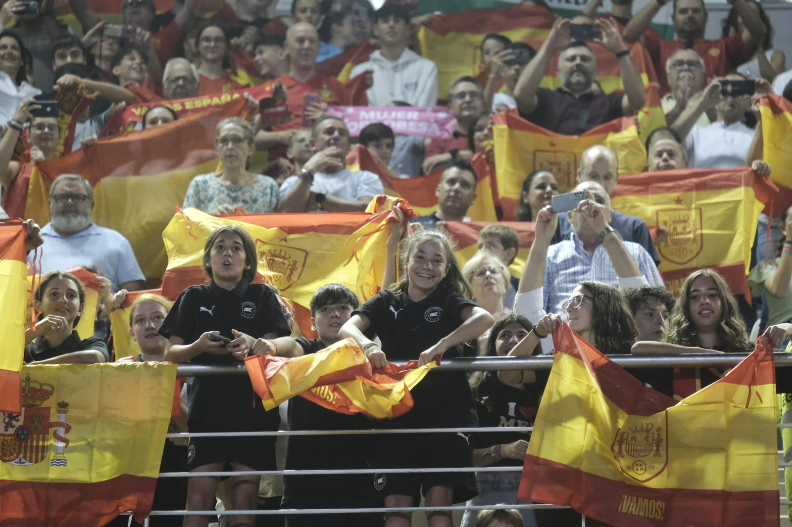 Las mejores fotos del ambiente en El Arcángel para el España - Suiza
