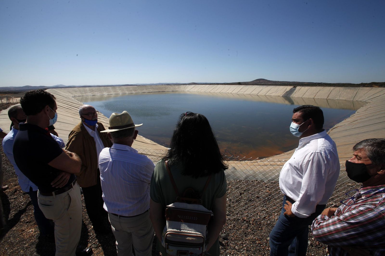 Regantes y autoridades, durante la visita del miércoles pasado a la gran balsa de riego para 200.000 metros cúbicos a la que ya se vierte agua para riego en el municipio de Paymogo.