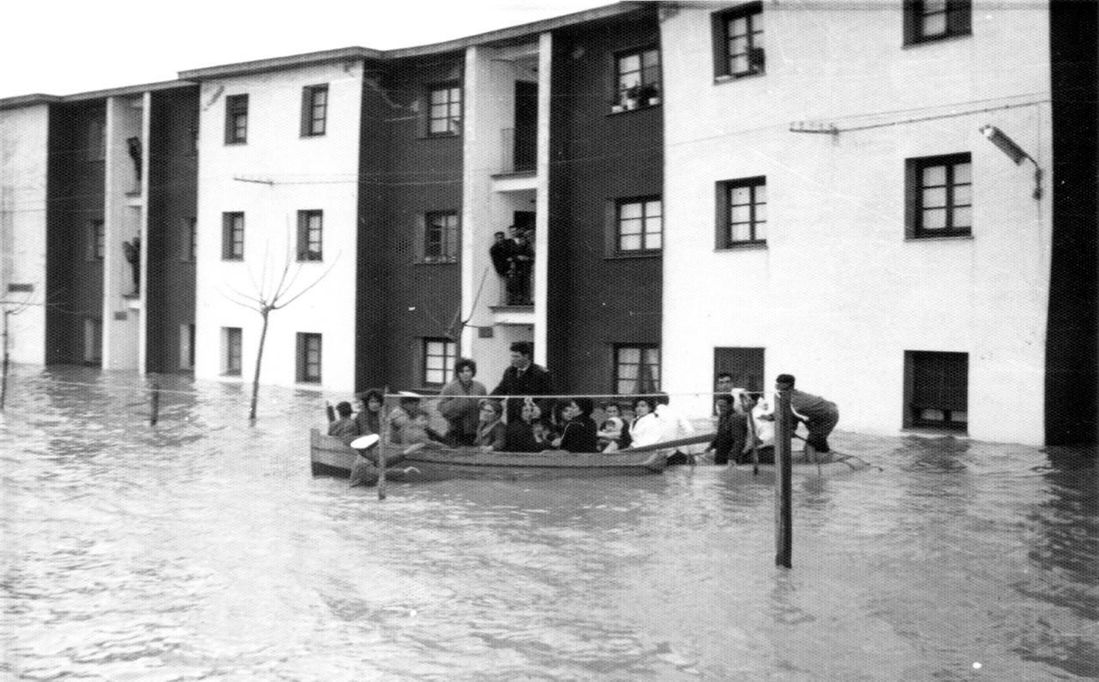Una barca socorre a vecinos en El Pilar.
