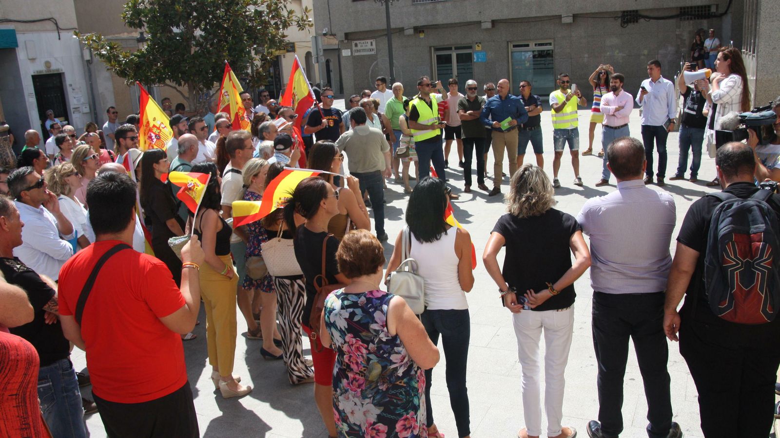 Rocío de Meer con altavoz en mano durante la concentración por la agresión a un agricultor