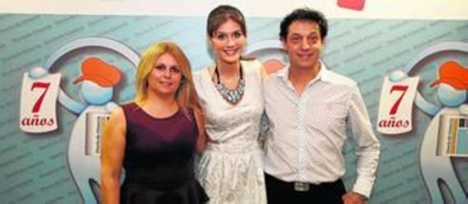 La actriz almeriense Nerea Camacho Acudió al acto acompañada de sus familiares, esos que la apoyan en todo momento y a los que le dedicó el galardón del que le hizo entrega Diario de Almería. Aquí algunos de ellos.