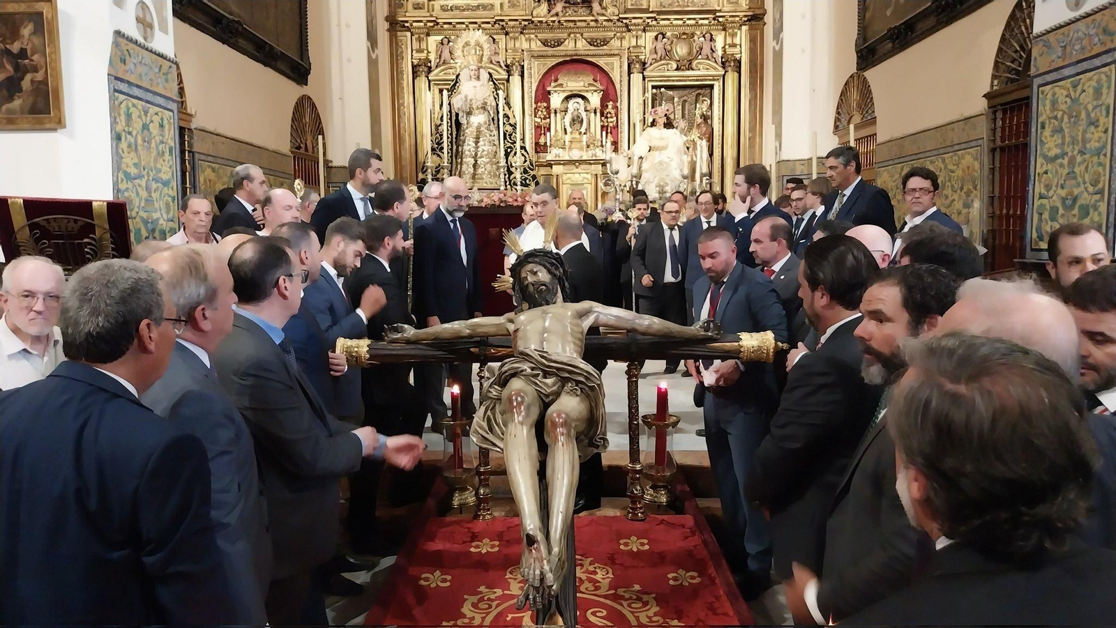 El Cristo del Buen Fin en el presbiterio de San Lorenzo