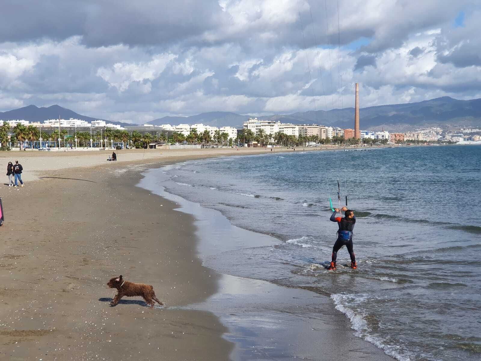 Domingo de kitesurf en la playa de Sacaba de Málaga, en fotos