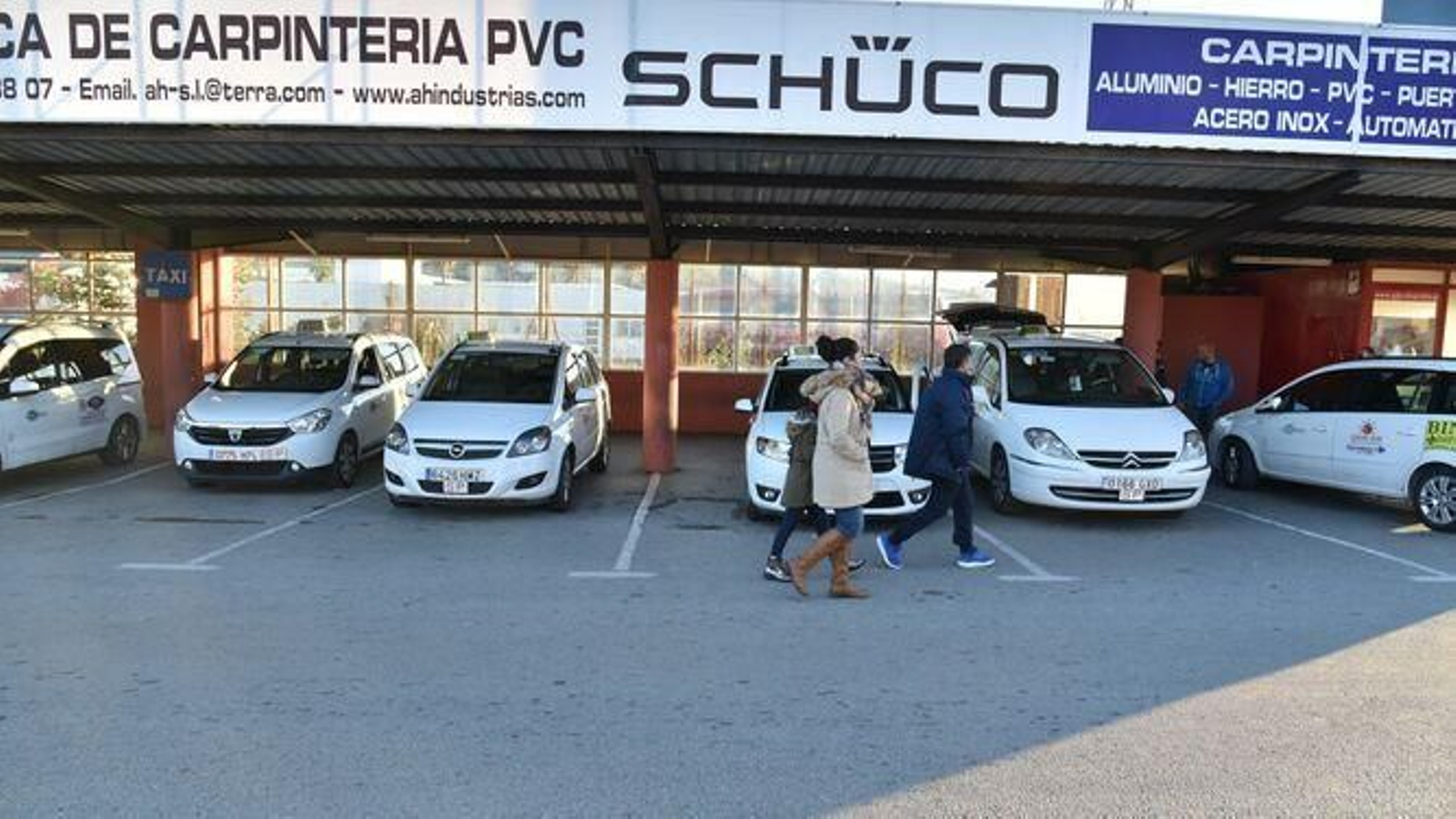 La parada de taxis anexa al paso fronterizo, epicentro de la polémica