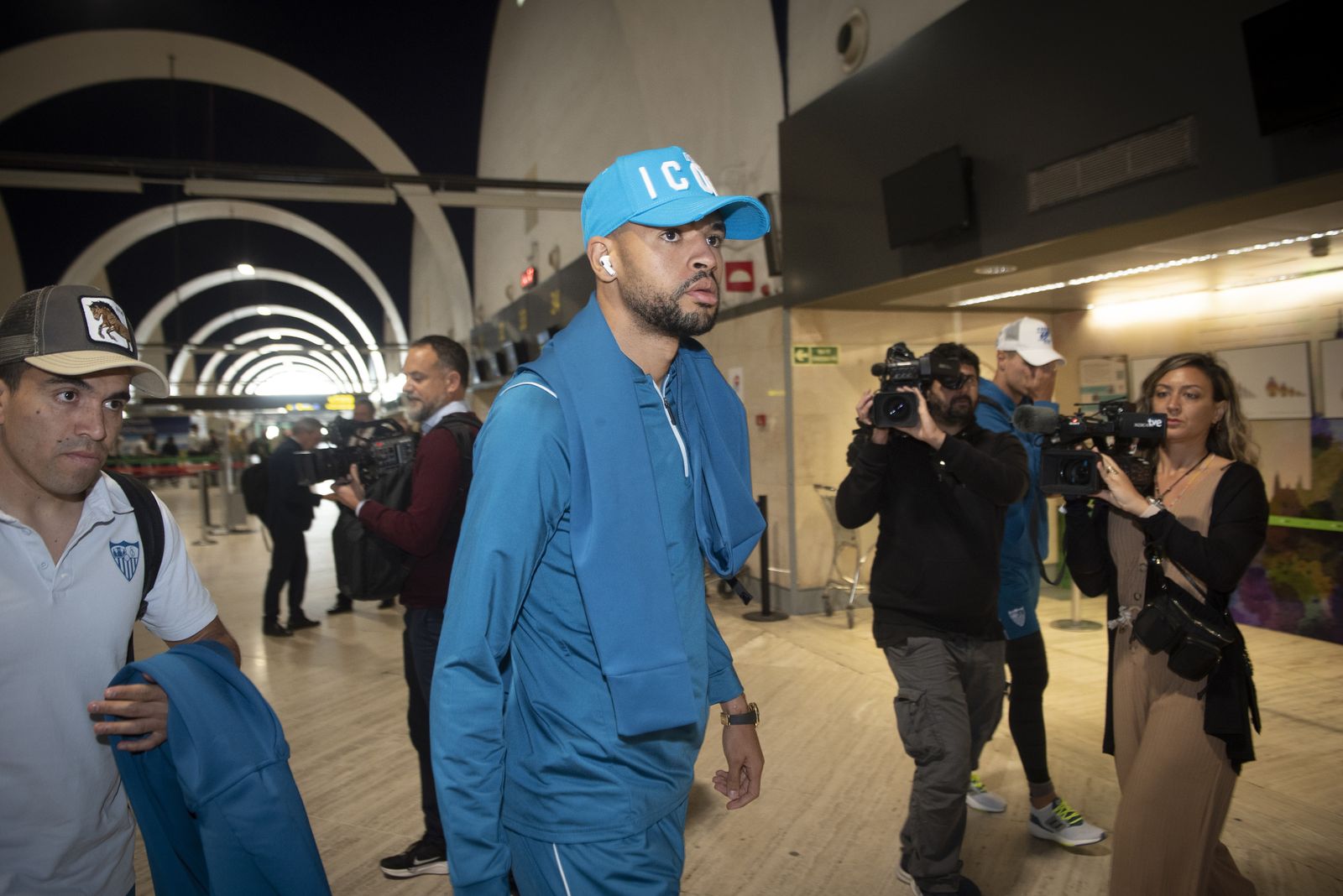 La salida del Sevilla hacia Mánchester, en imágenes