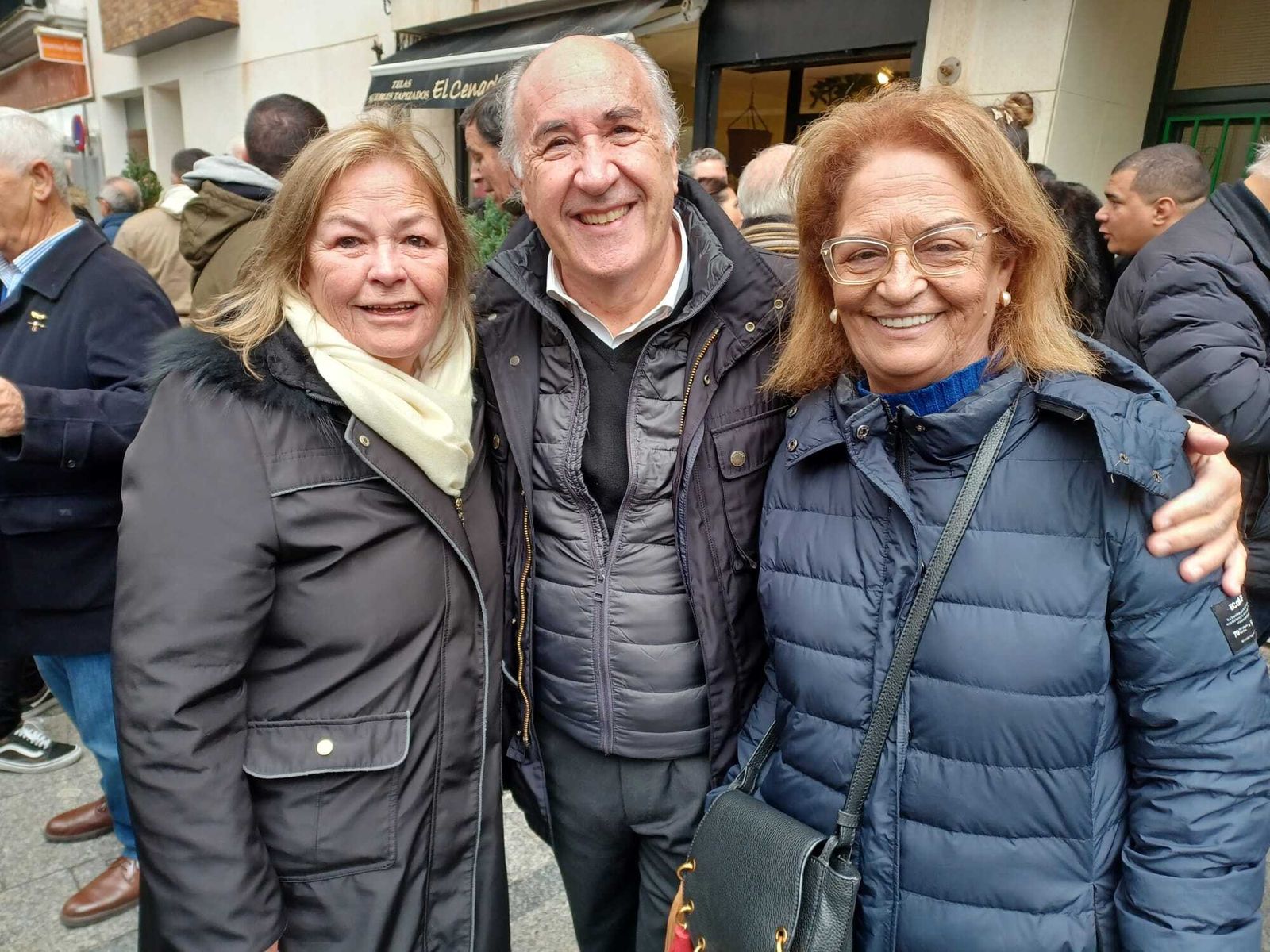 Ana Rosa Meana, a la izquierda con José Ignacio Landaluce y Juana Cid.