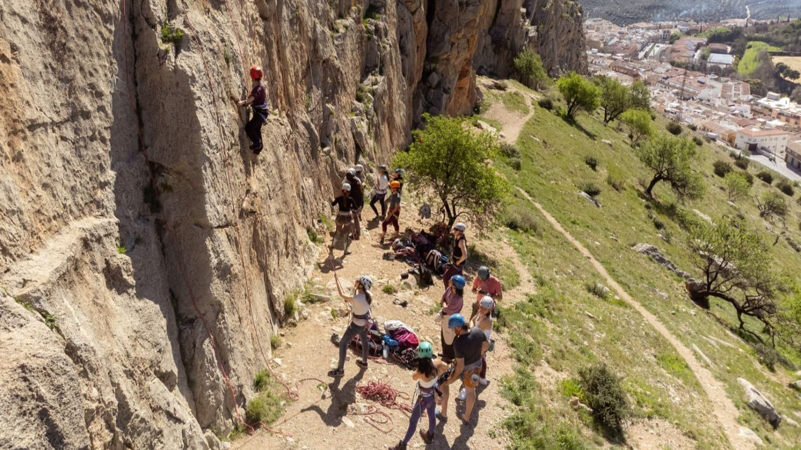 Aprende a escalar en roca a pocos pasos de Jaén con este retiro que mezcla el deporte en la naturaleza con yoga.
