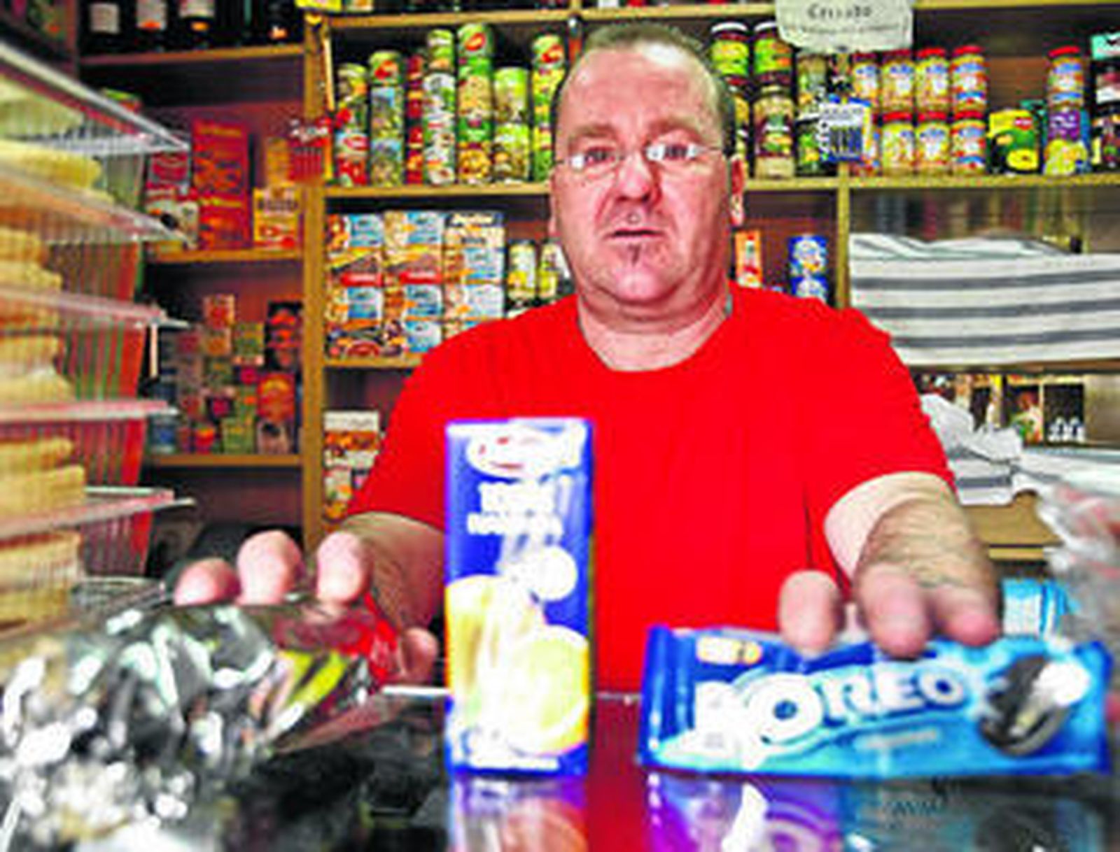 Víctor Fernández preparando en la mañana de ayer uno de los desayunos para niños necesitados.