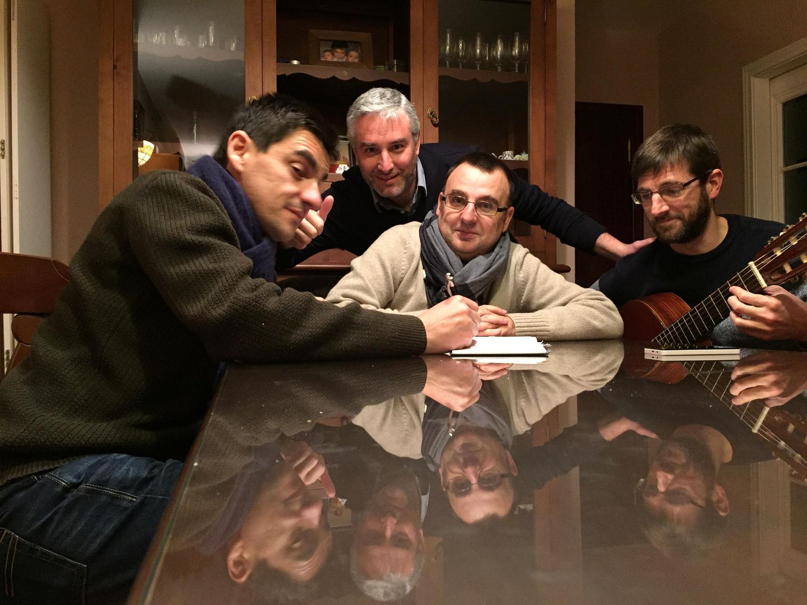 Miembros de la chirigota del Perchero durante uno de los ensayos.