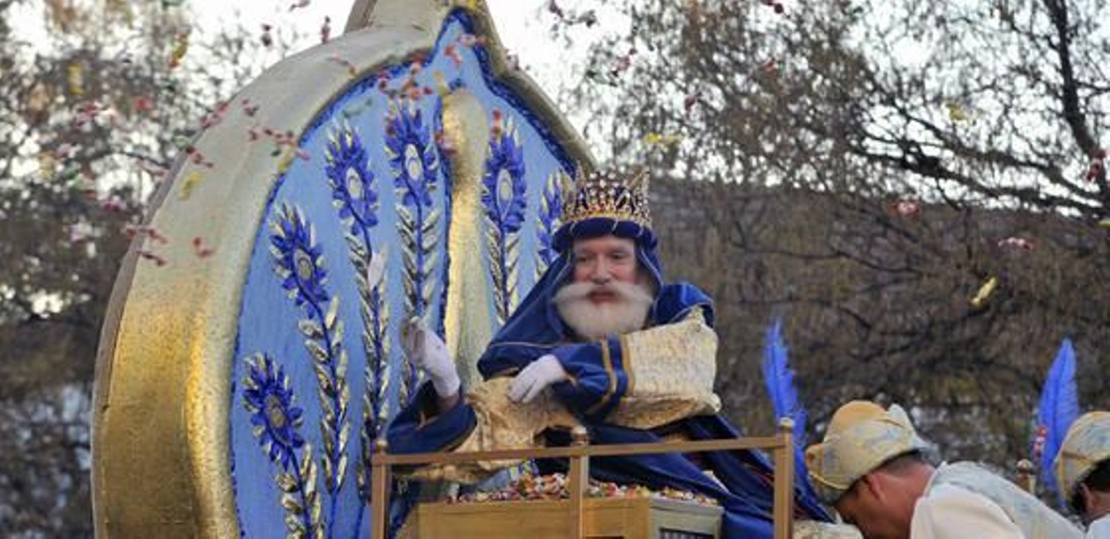 El Rey Melchor lanza caramelos a los niños. 

Foto: Manuel Gomez, Juan Carlos Vazquez