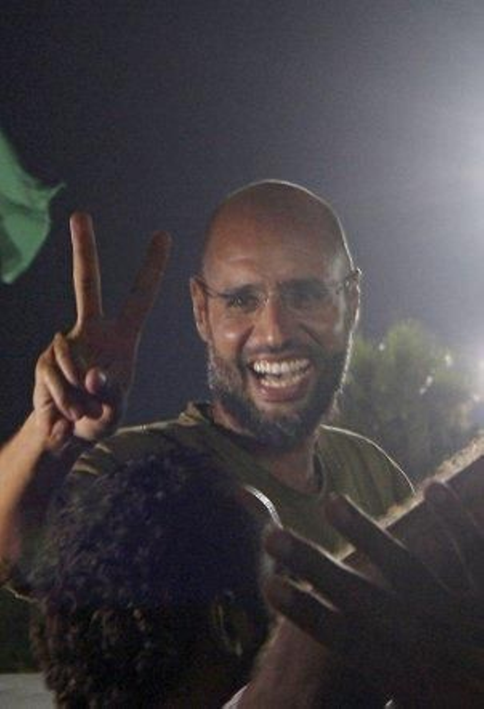 El hijo menor de Gadafi dice que su padre está a salvo