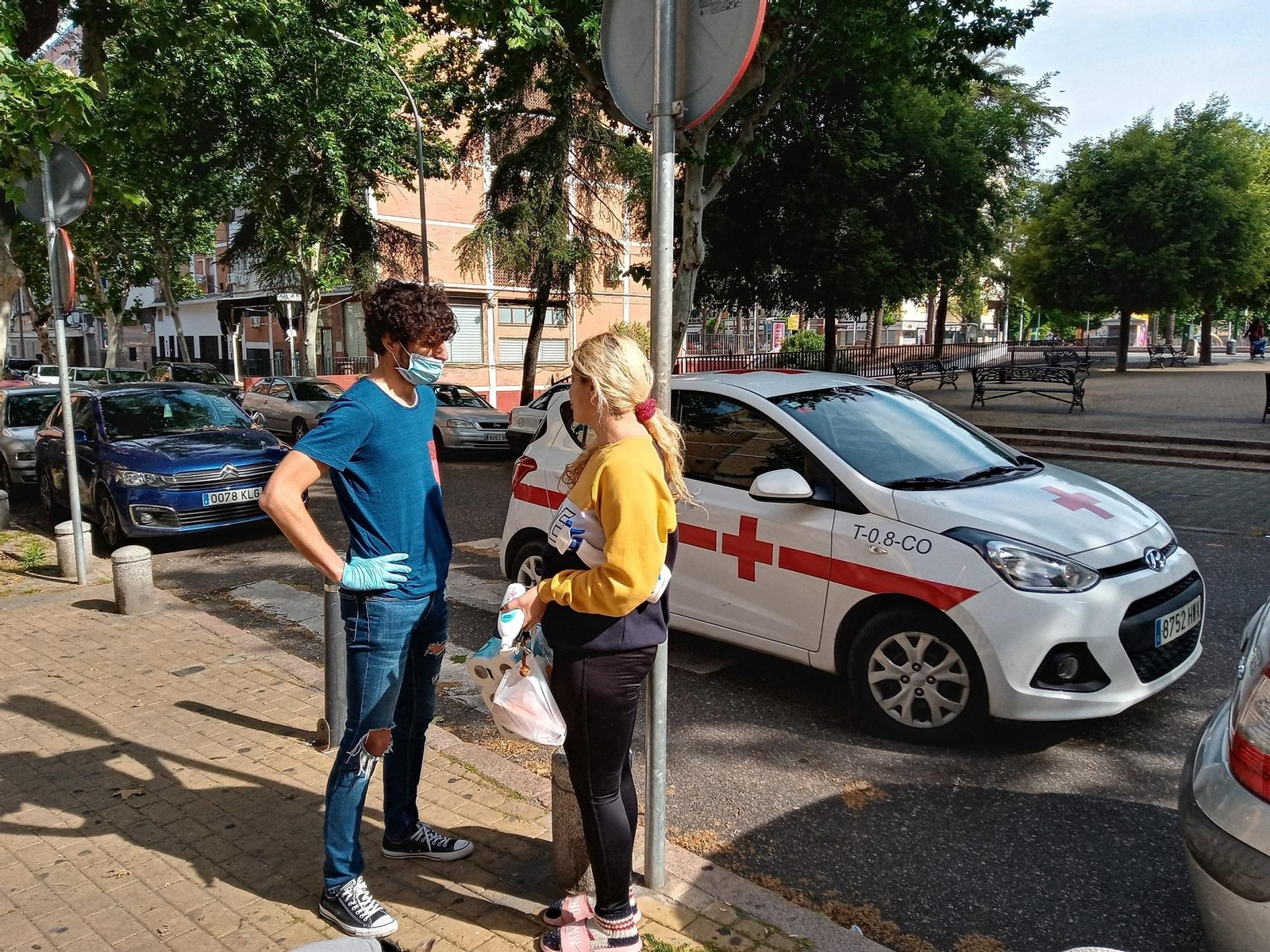 Un voluntario de Cruz Roja atiende a una mujer durante el confinamiento.