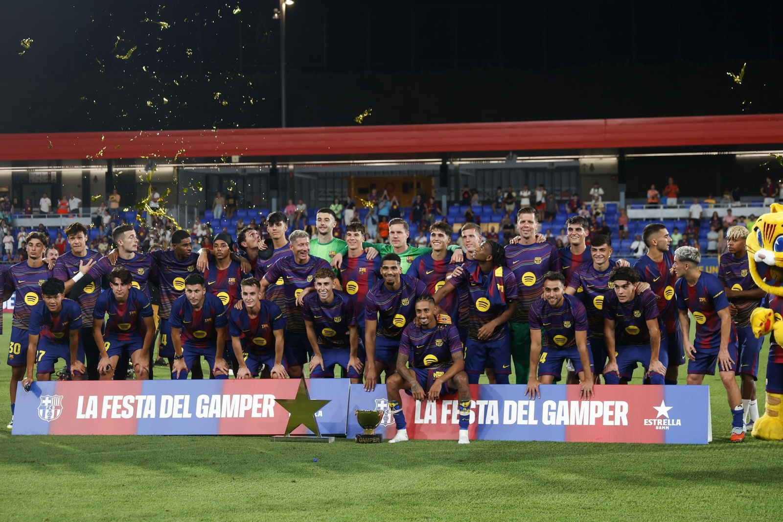 El Barcelona posa con el Trofeo Joan Gamper.