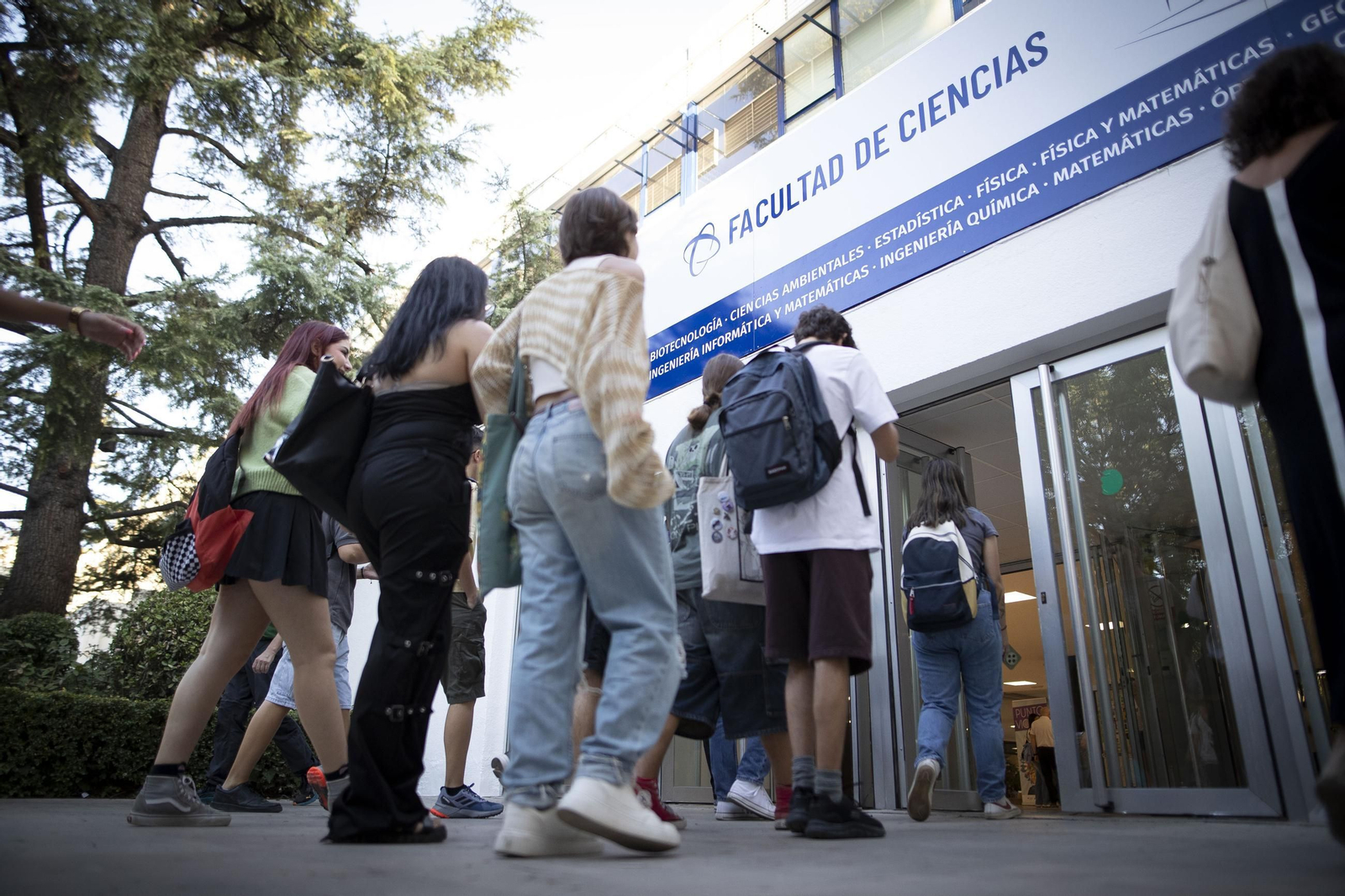 Estudiantes en la Facultad de Ciencias.