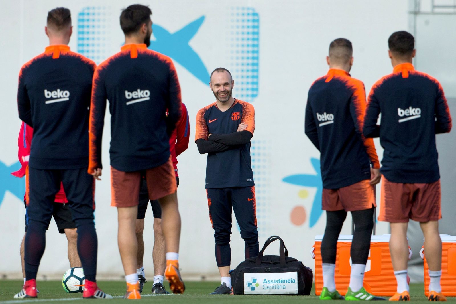 Iniesta, junto a varios compañeros en el entrenamiento del Barcelona en Sant Joan d'Espí.