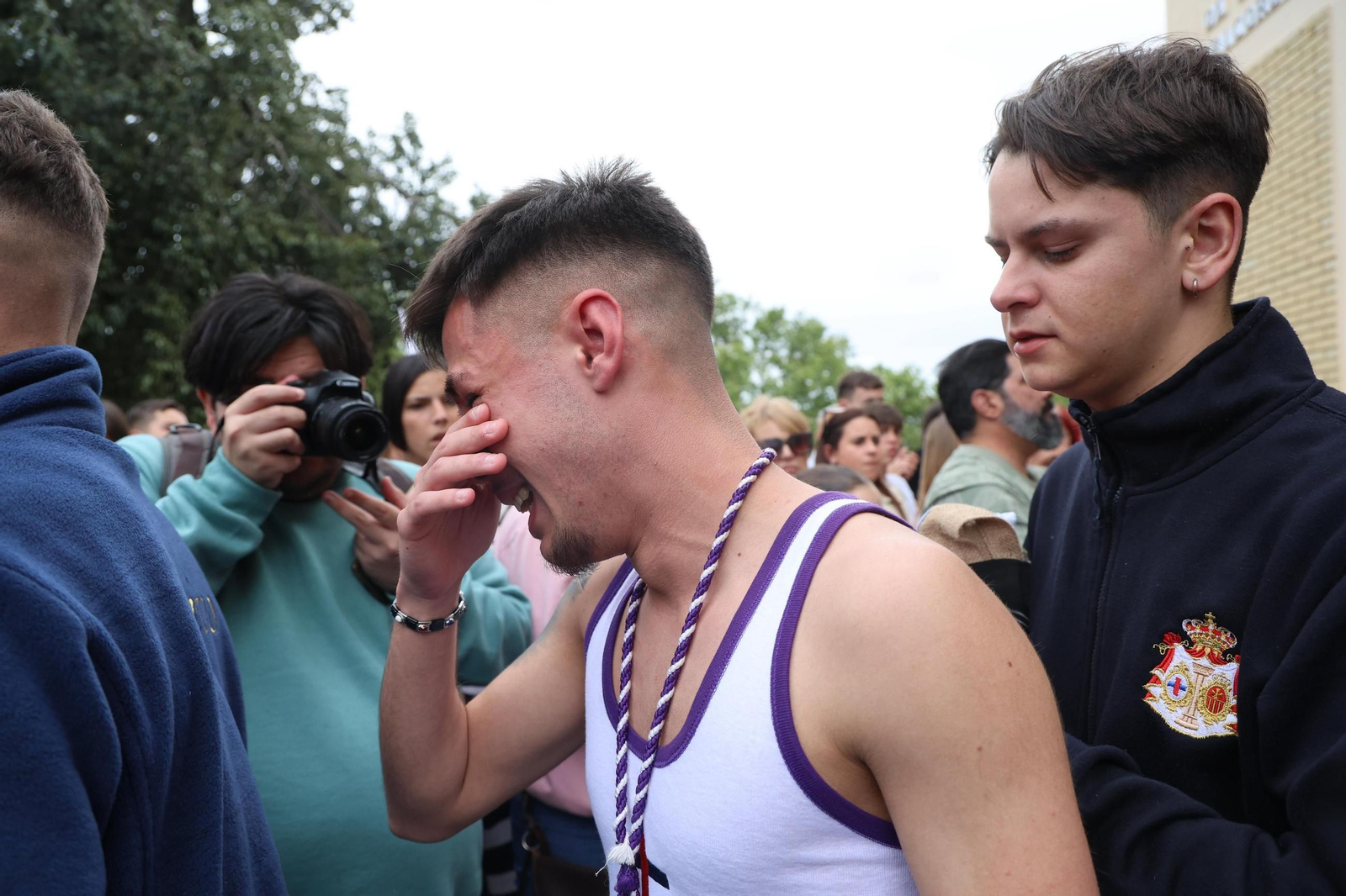 El Calvario se queda sin Lunes Santo en Huelva: imágenes de las lágrimas y el desconsuelo en la hermandad