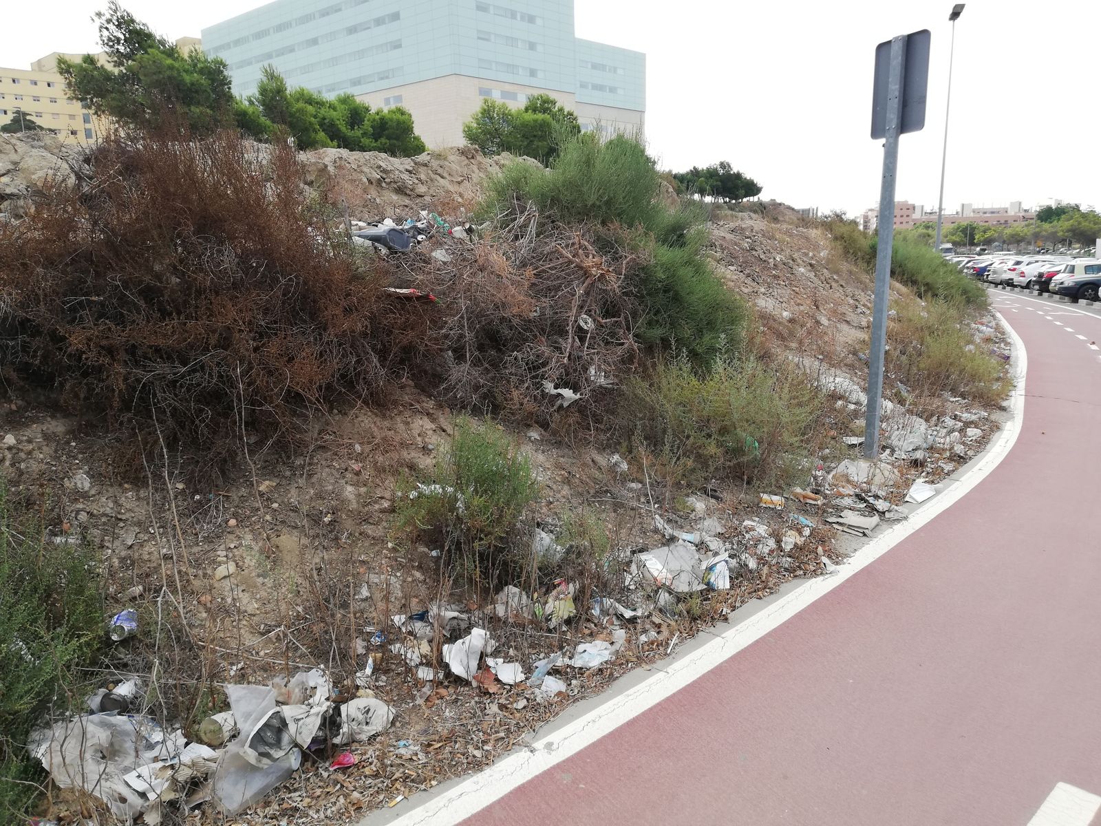 Basura acumulada alrededor del Hospital Torrecárdenas