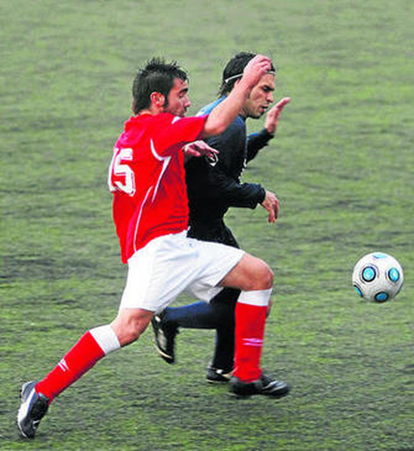 El lateral Kike (i) defendiendo la elástica rojiblanca.