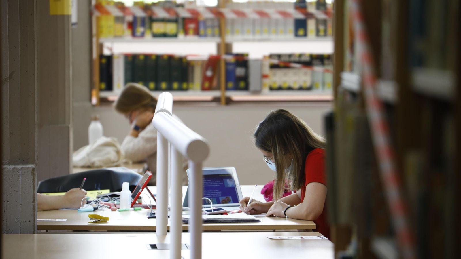 Dos jóvenes revisan apuntes.