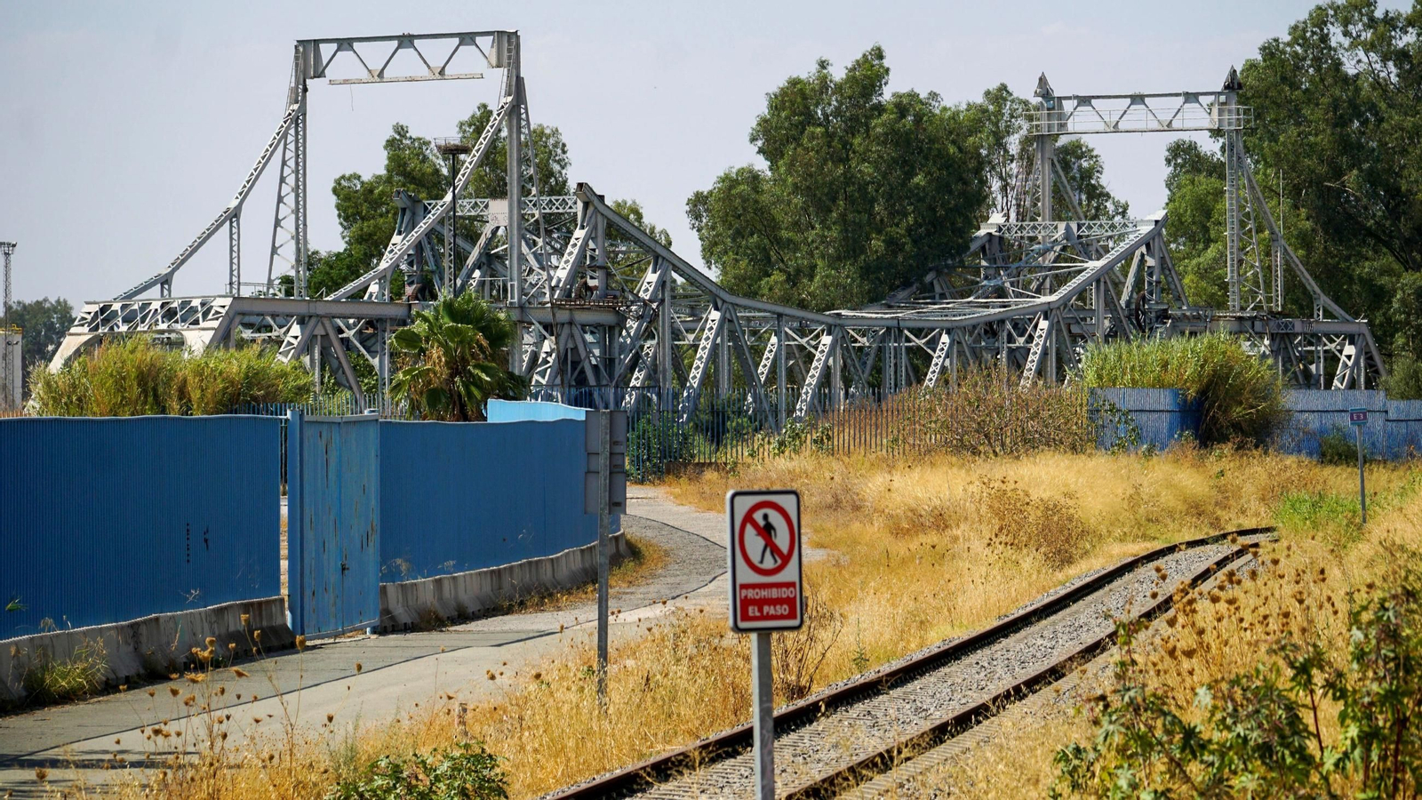 El Puente de Hierro en la ubicación que ocupa desde 2003 y, en primer plano, las vías de tren que impiden llegar a pie hasta la estructura.