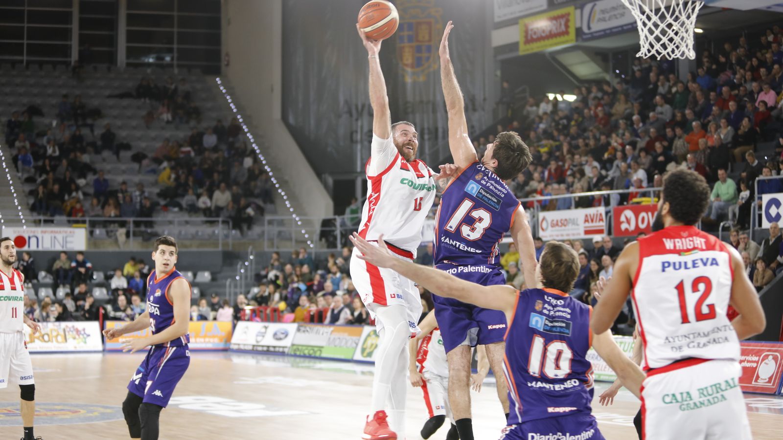 Guille Rubio intenta un tiro en semigancho