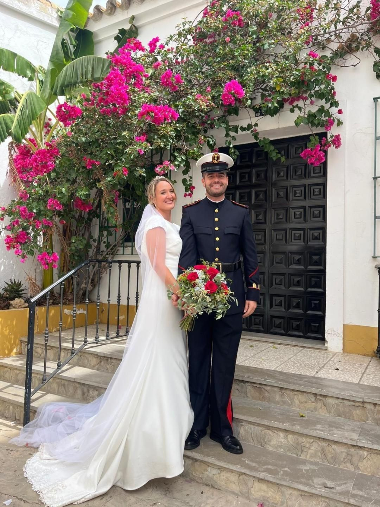 El nuevo matrimonio María Ruiz Molina y Carlos Fernández-Llebrez Rodríguez, tras finalizar la ceremonia religiosa. El nuevo matrimonio María Ruiz Molina y Carlos Fernández-Llebrez Rodríguez, tras finalizar la ceremonia religiosa.
