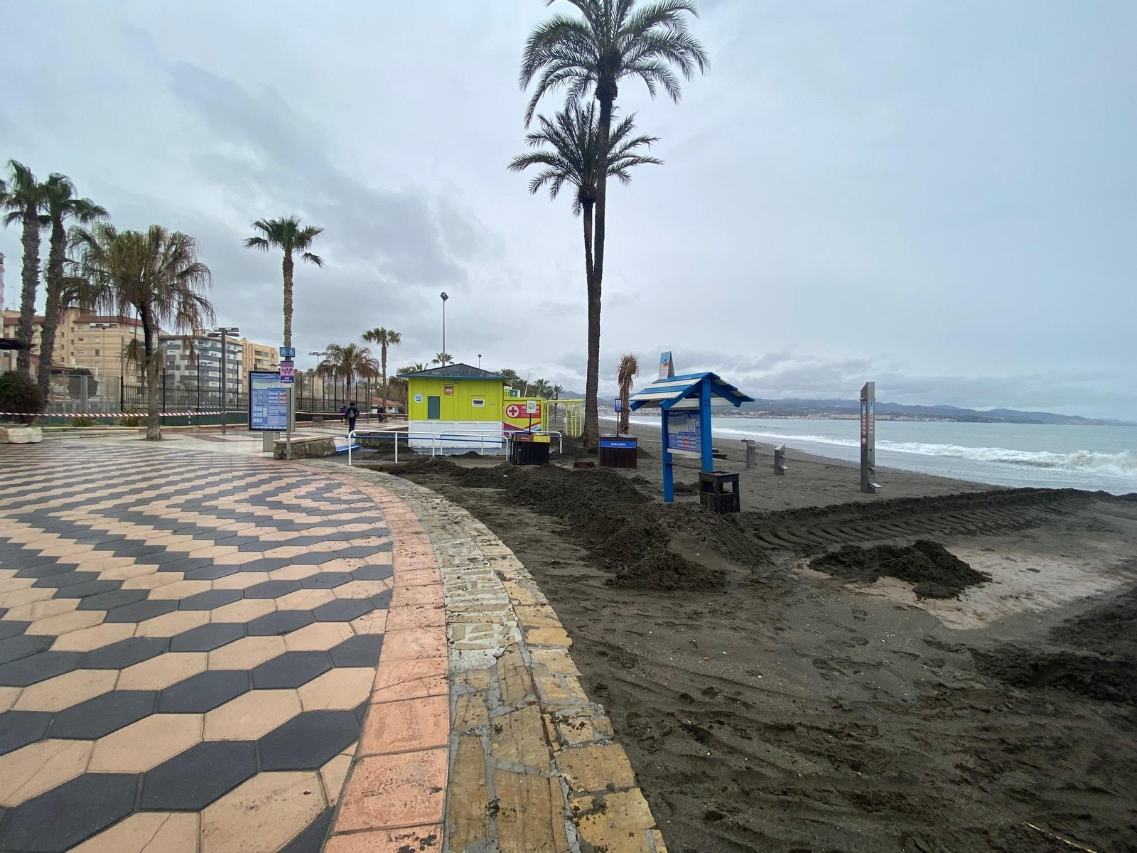 Los destrozos del temporal en las playas de la Axarquía, en fotos