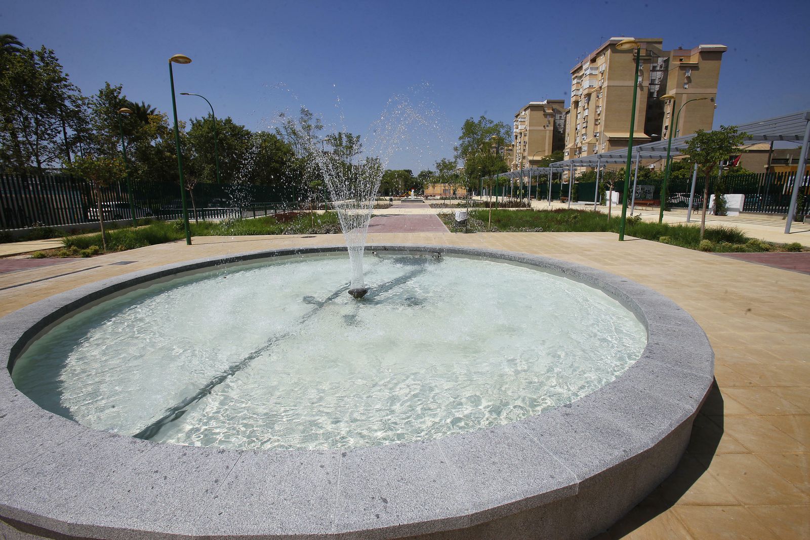 Una de las dos fuentes con las que cuenta la cubierta ajardinada del tanque de tormenta de la avenida Kansas City.