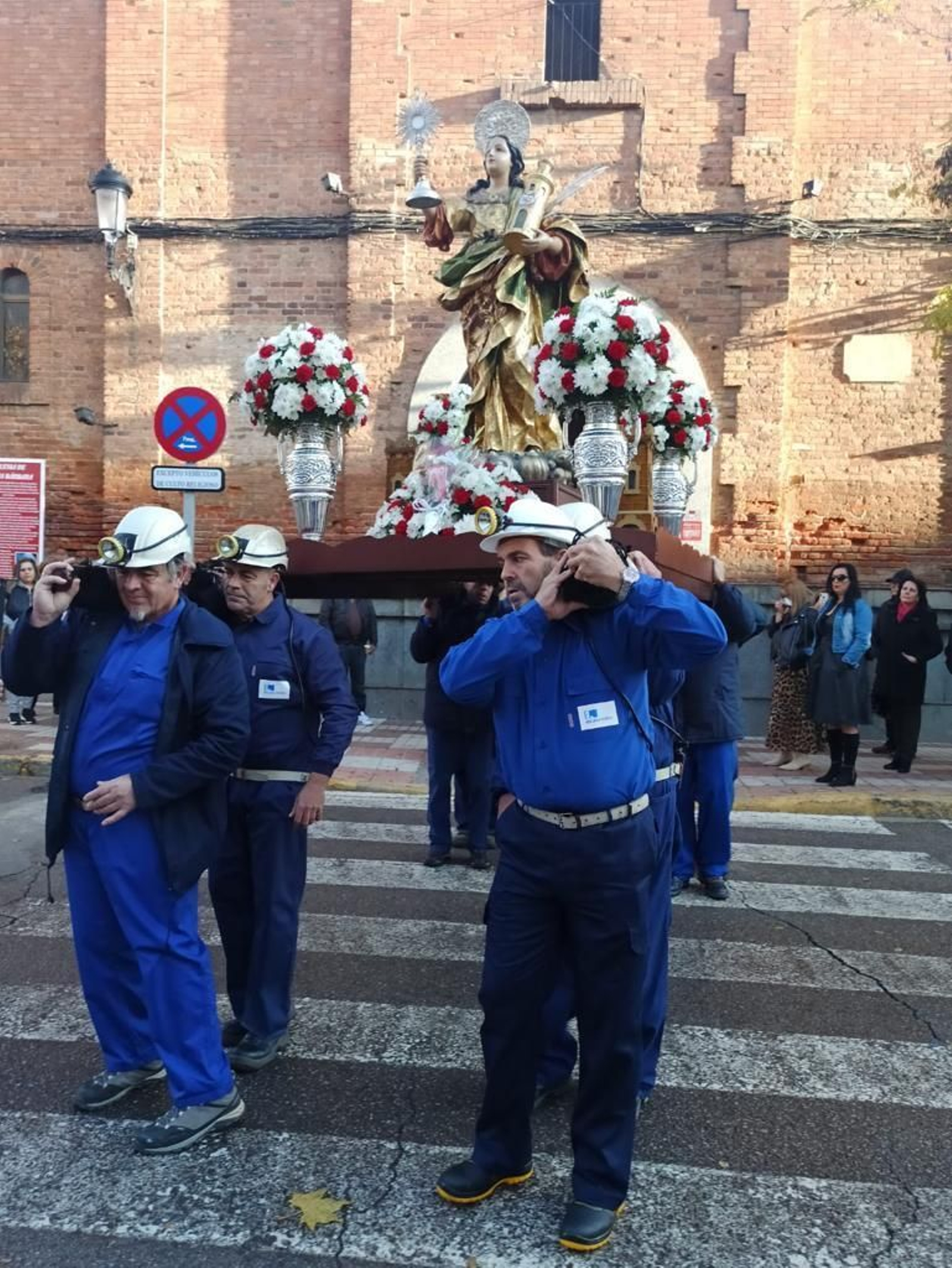 Los mineros portan a Santa Bárbara en Peñarroya-Pueblonuevo.