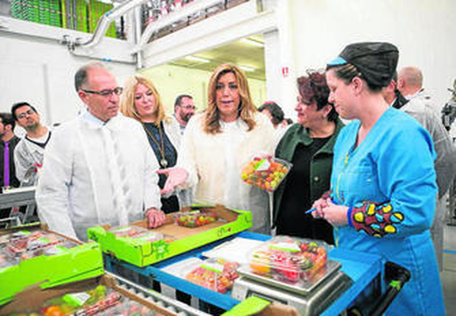 Susana Díaz, en la visita a la cooperativa La Palma de Motril el pasado jueves.