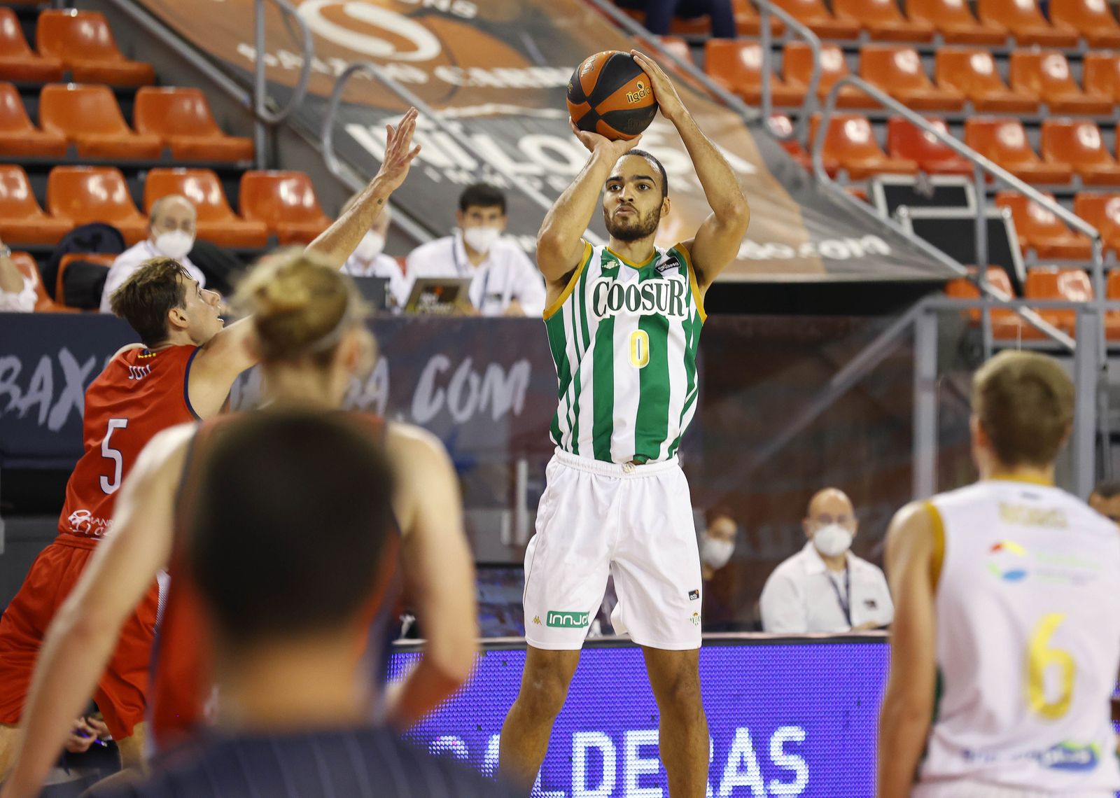 Obi lanza un triple en el encuentro ante el Manresa ante la oposición de Guillem Jou.