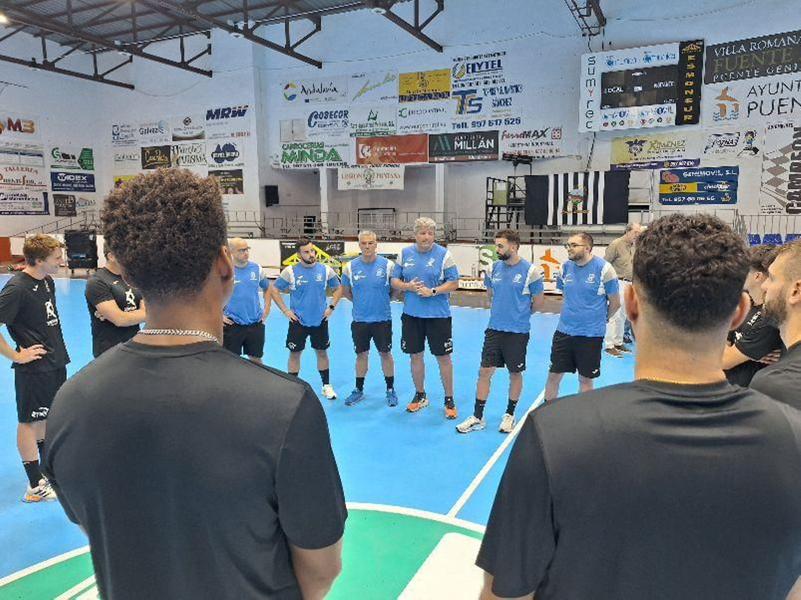 Paco Bustos hace indicaciones durante la primera sesión.