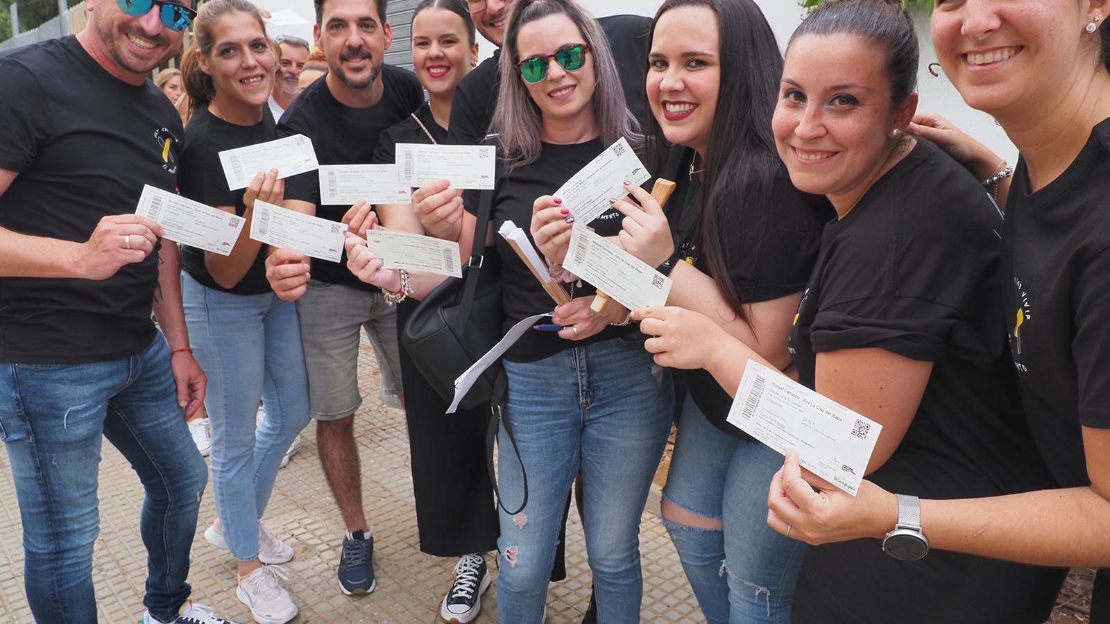 Seguidores del artista antes de entrar al concierto