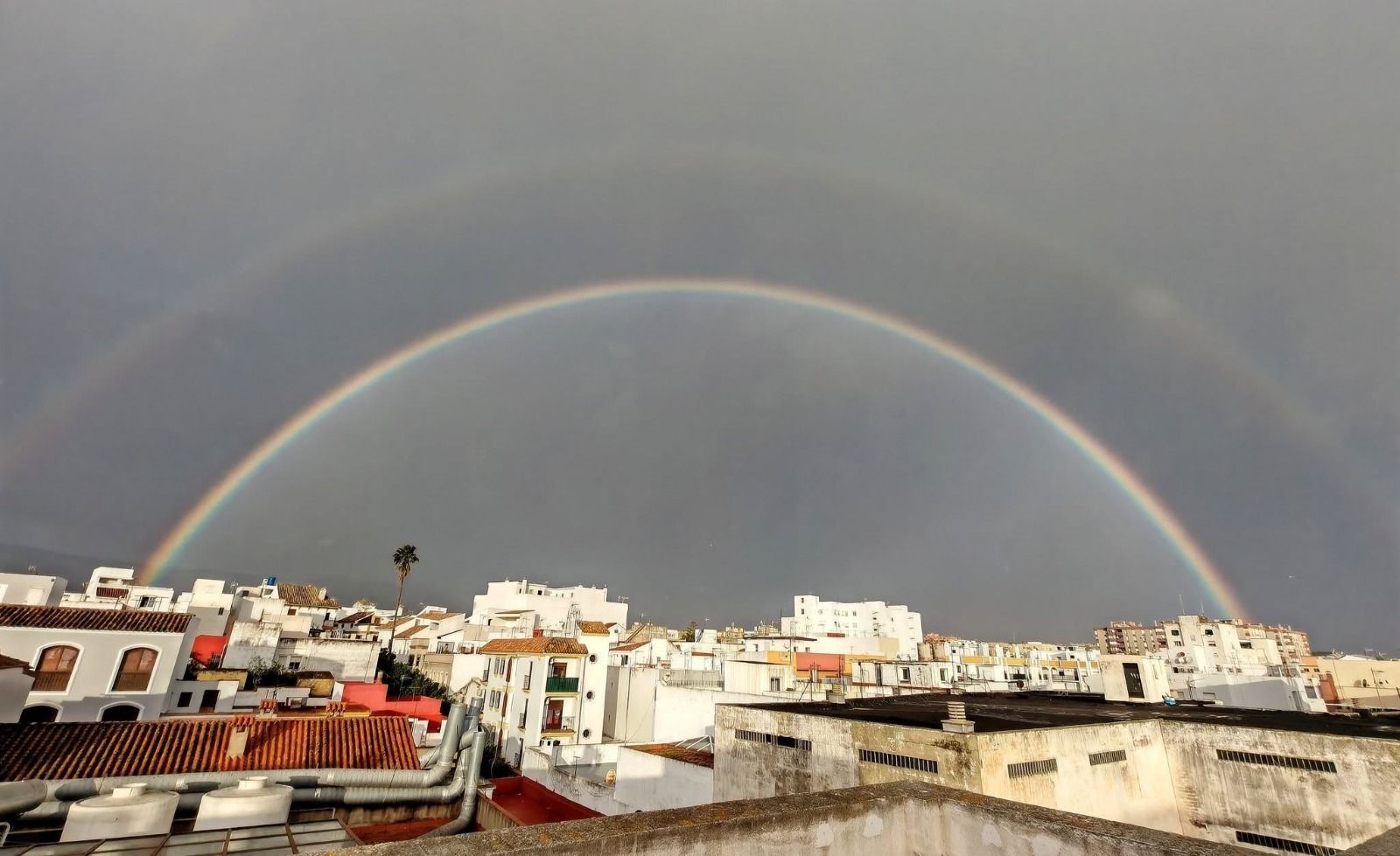 El espectacular doble arco iris, visto de Algeciras.