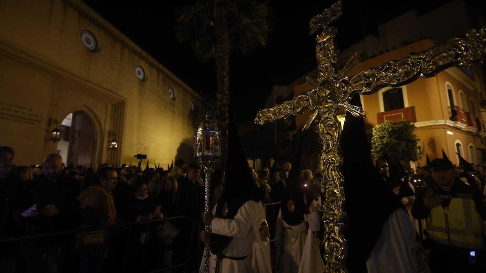 Salida de la cruz de guía de Los Gitanos.