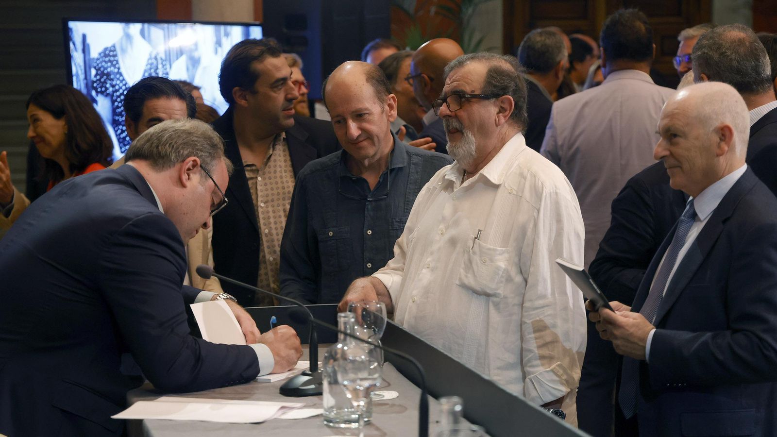 Carlos Navarro Antolín en la firma de ejemplares en presencia de José Rodríguez de la Borbolla y Sixto Tovar (Eslava).