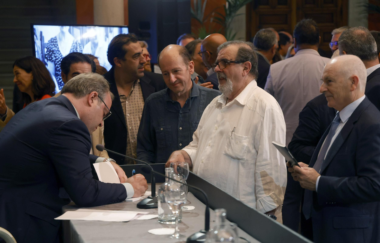 Presentación del libro  'Juan Robles, la sonrisa del tabernero' de Carlos Navarro, todas las imágenes