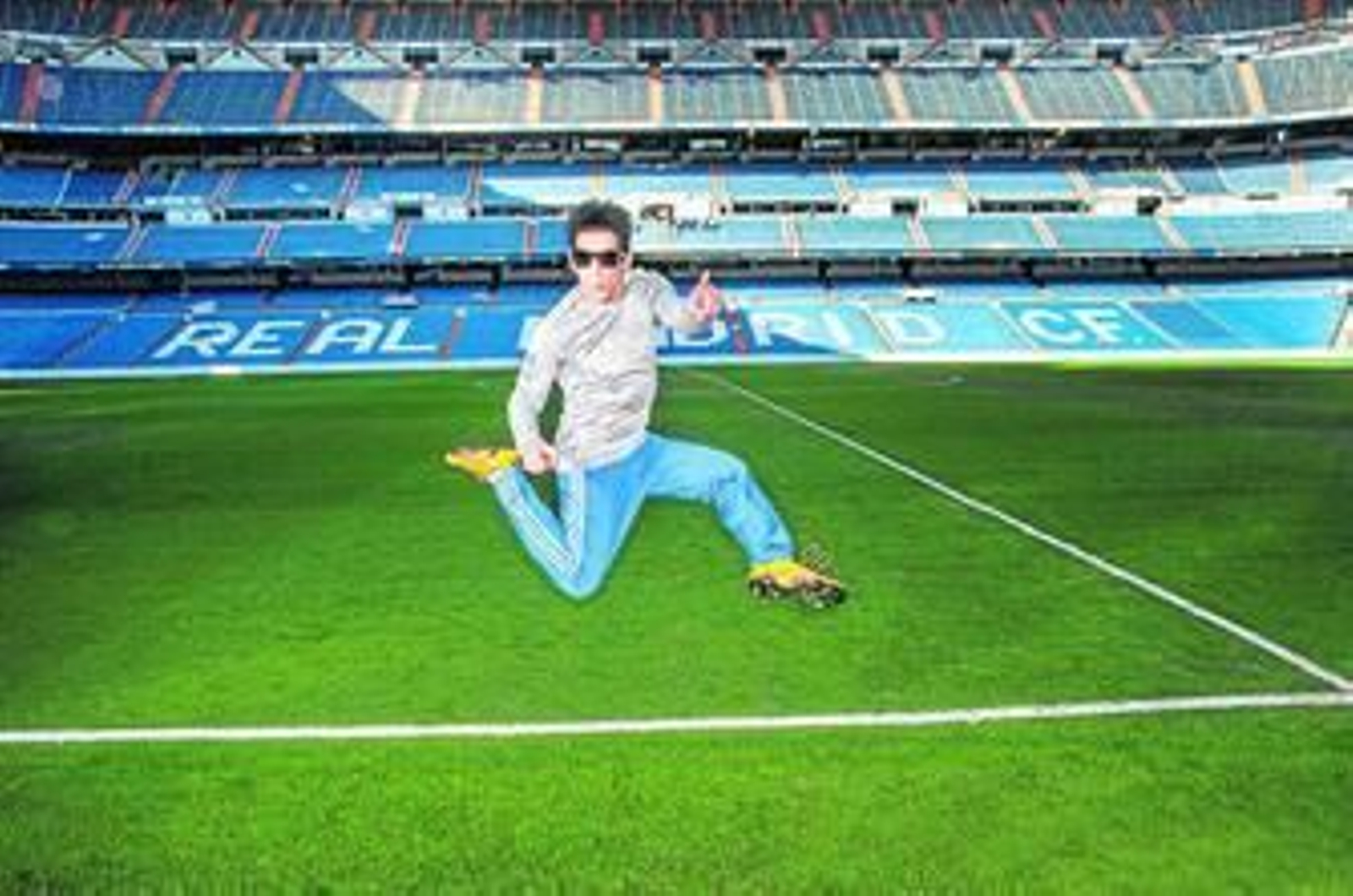 Ben Stiller, metido en su papel de Derek Zoolander, ayer en el estadio Santiago Bernabéu.