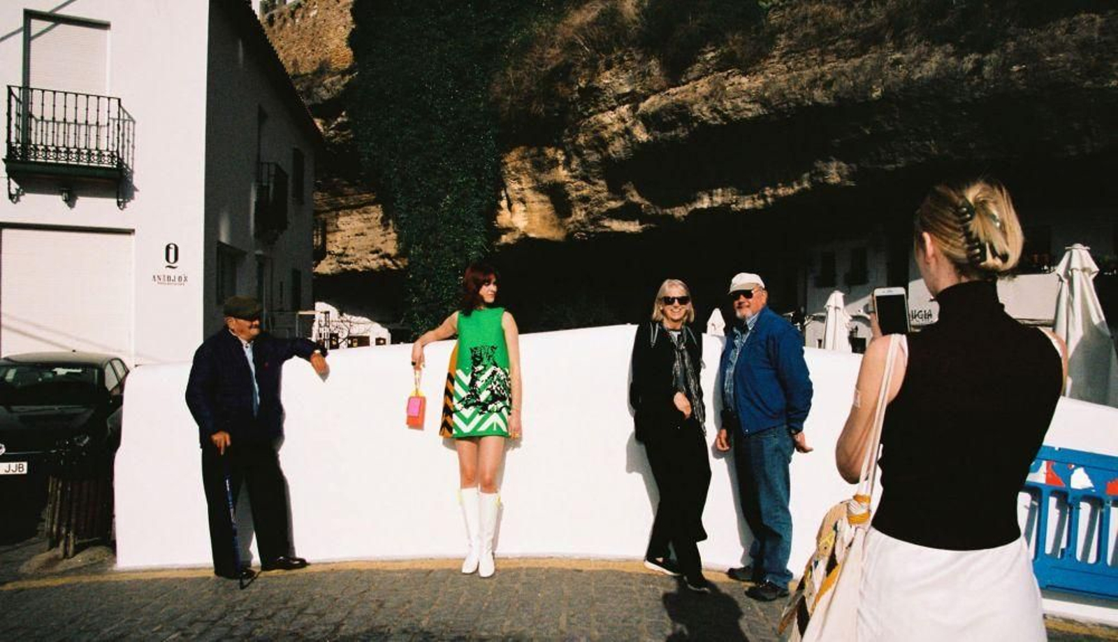 La modelo de Dior posando en una de las calles más famosas de Setenil de las Bodegas.