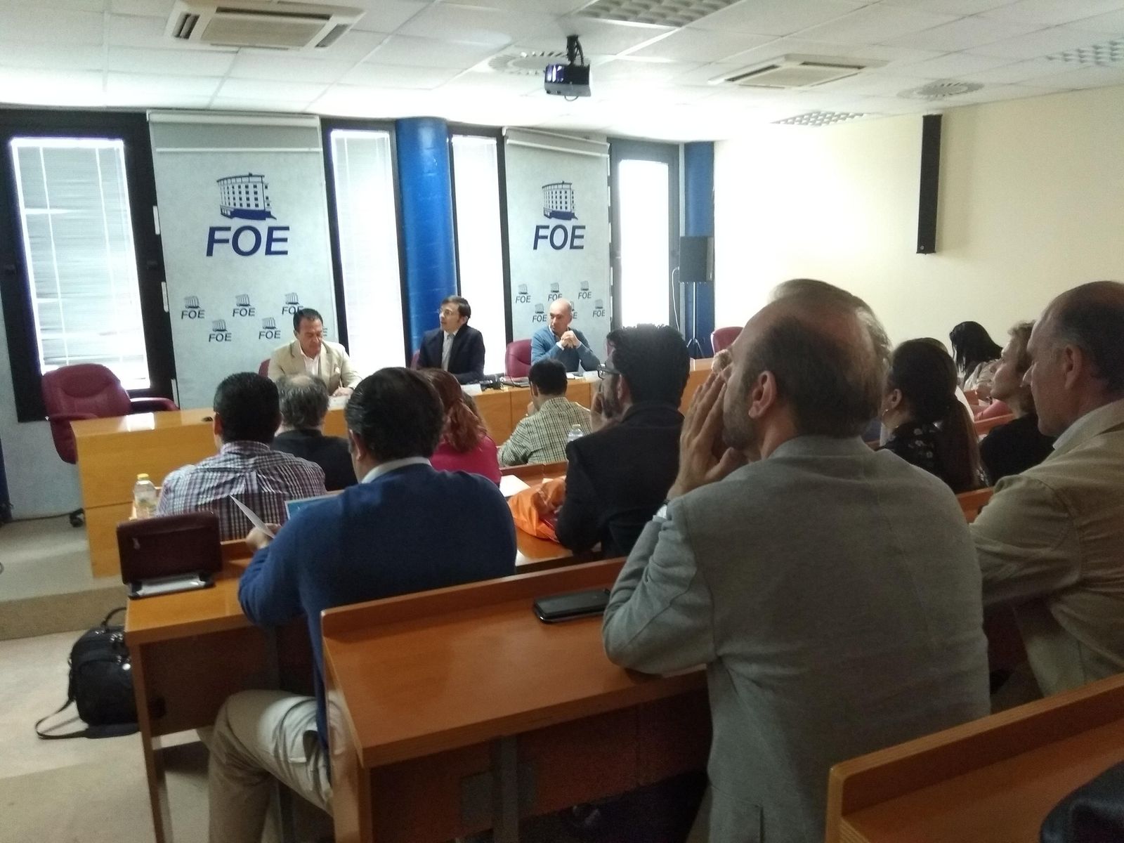 Los empresarios se reunieron en la sede de la FOE.