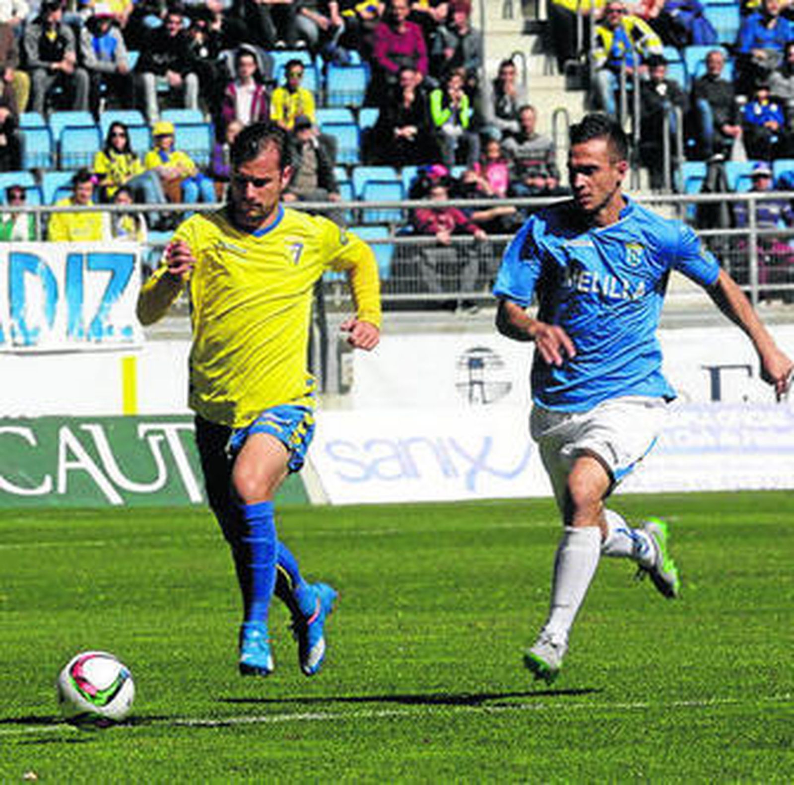 Xavi Carmona avanza con el balón en el último Cádiz-Melilla.