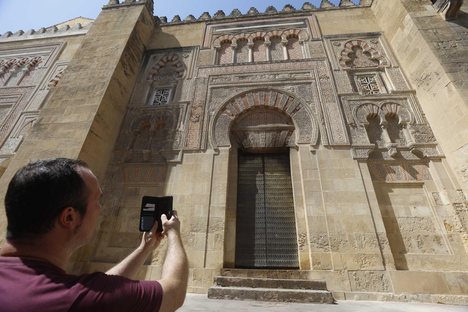 La Mezquita-Catedral de Córdoba retoma su normalidad tras el incendio.