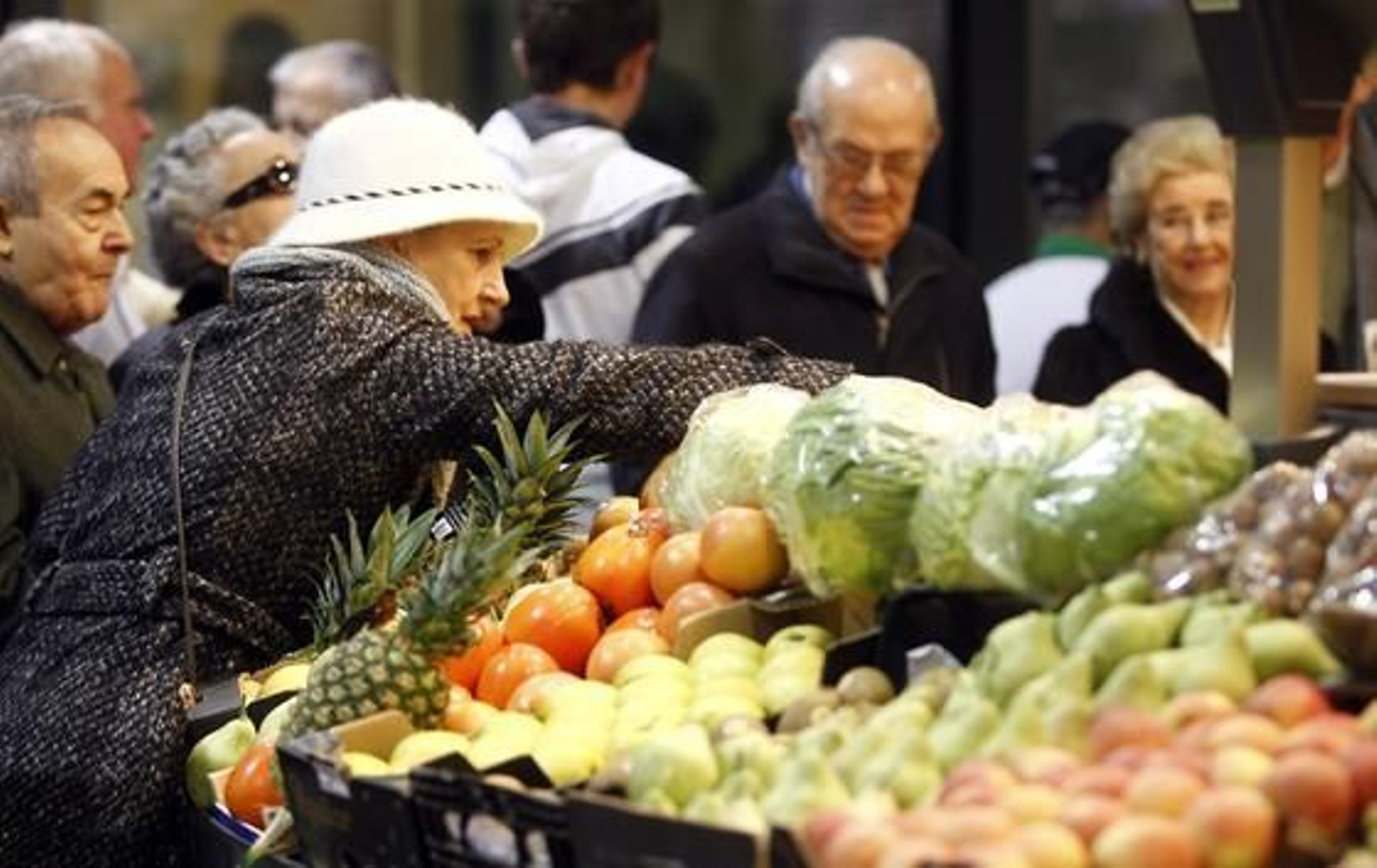 El alcalde inaugura el reformado mercado de la Encarnación. / Antonio Pizarro