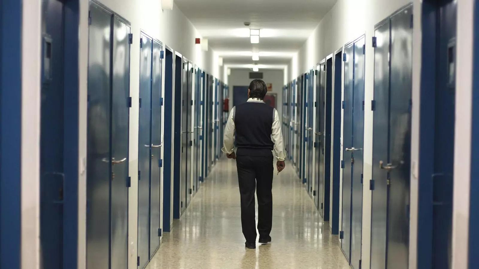 Un funcionario en un módulo de la prisión portuense.