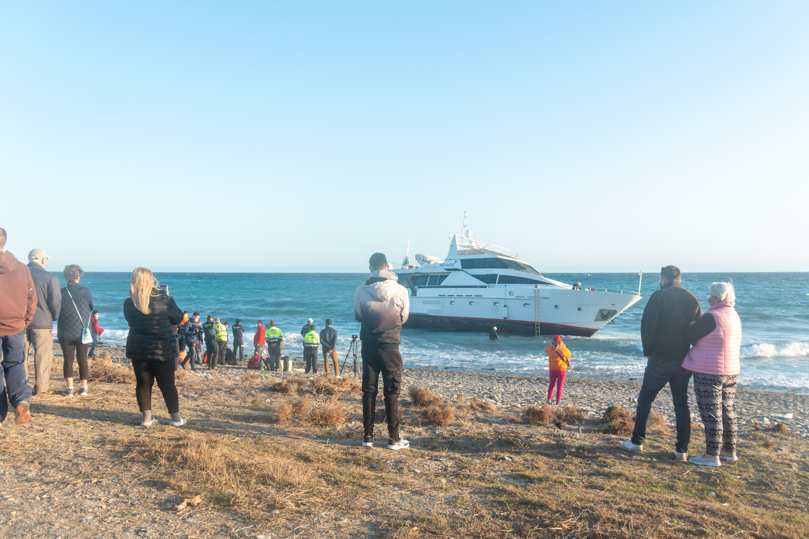 Así ha sido el rescate de los tripulantes de un yate encallado en una playa de la Costa de Granada