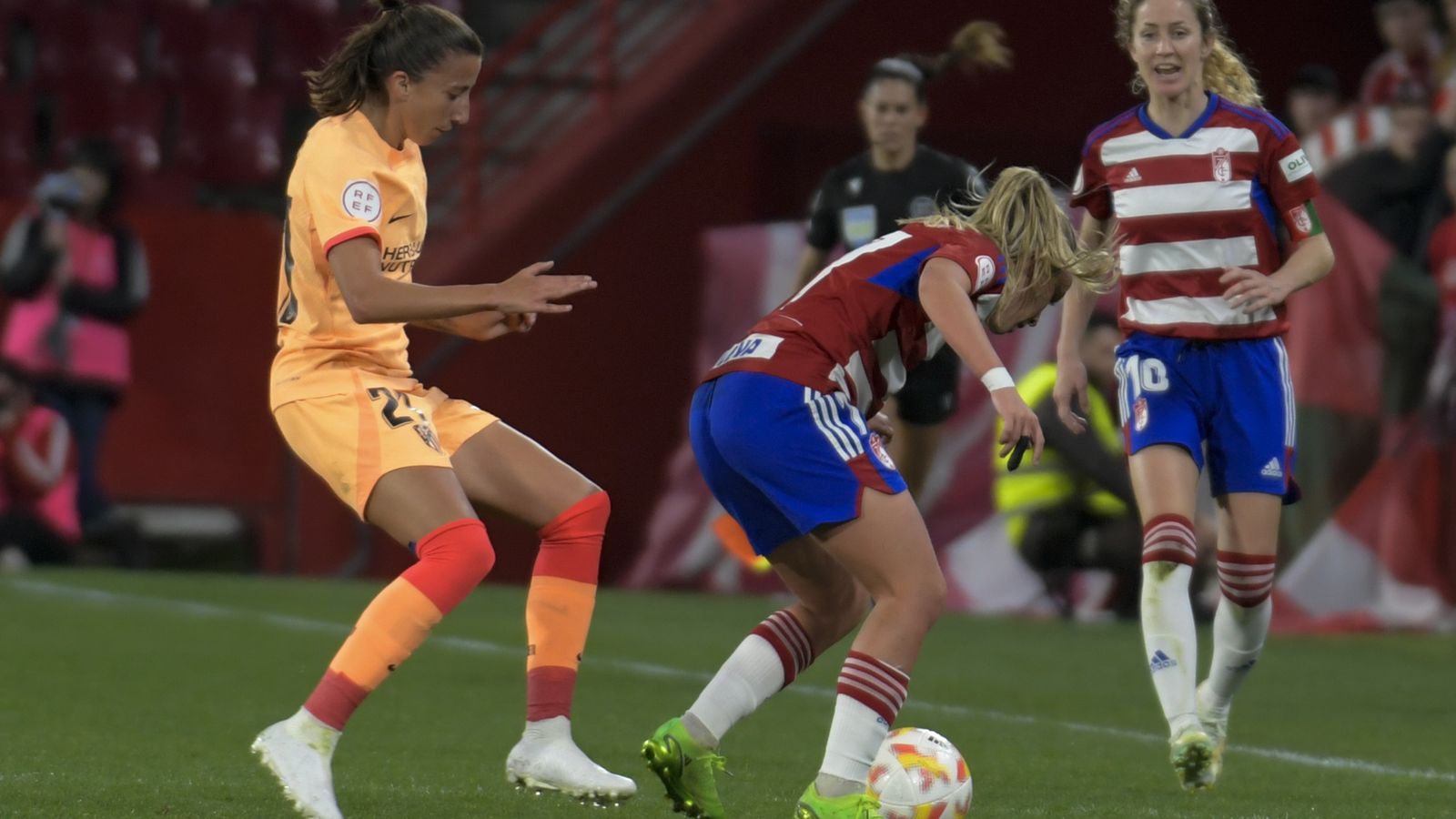 Un ataque del Granada en el duelo de la Copa de la Reina