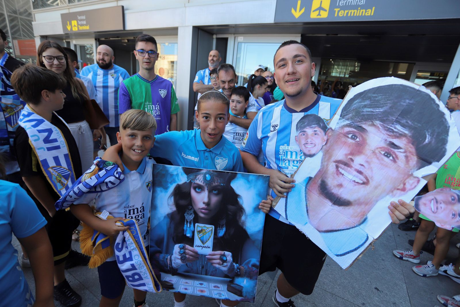 El espectacular preámbulo en el aeropuerto con la afición