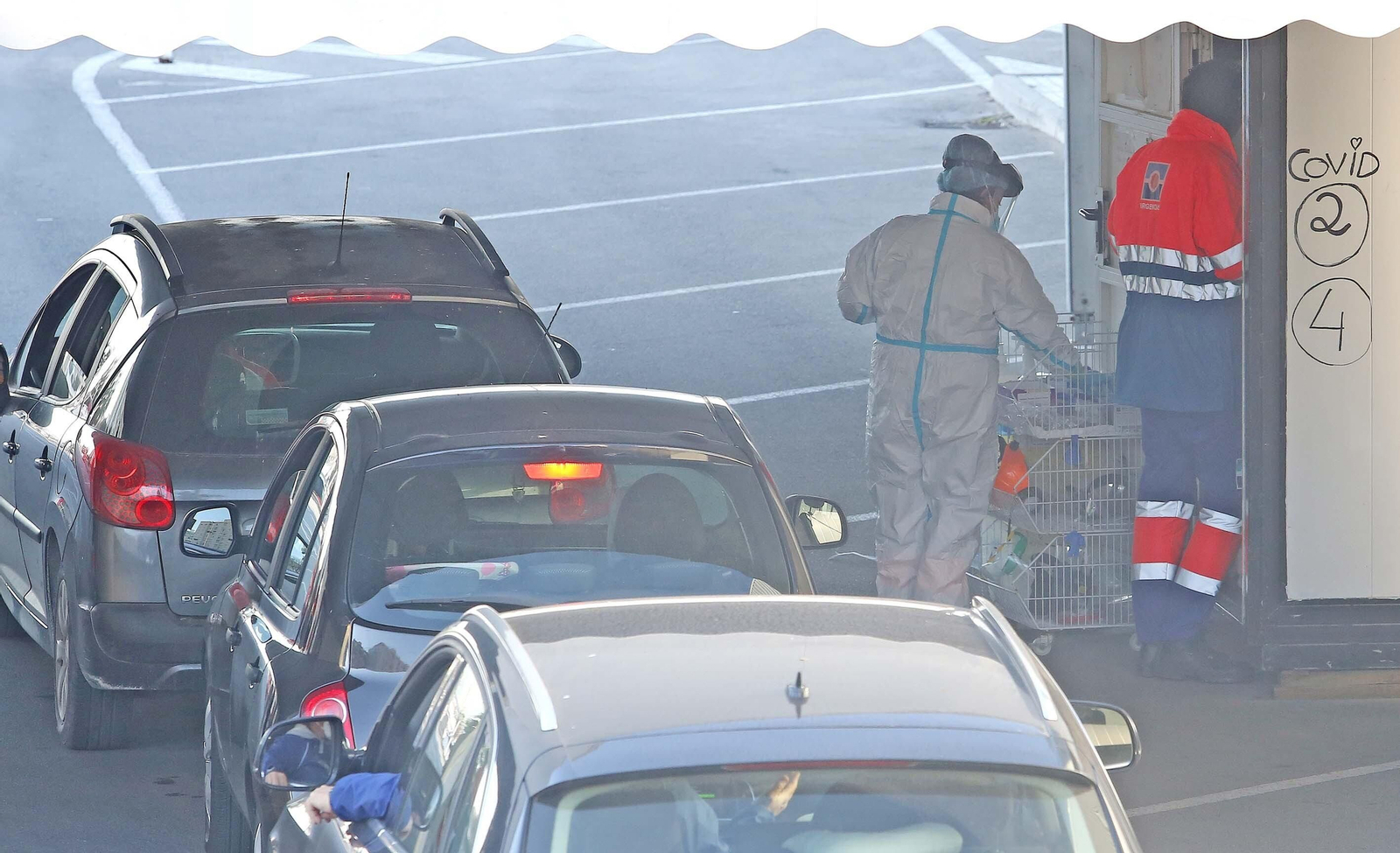 Vehículos en cola en el autocovid del hospital de Jerez.