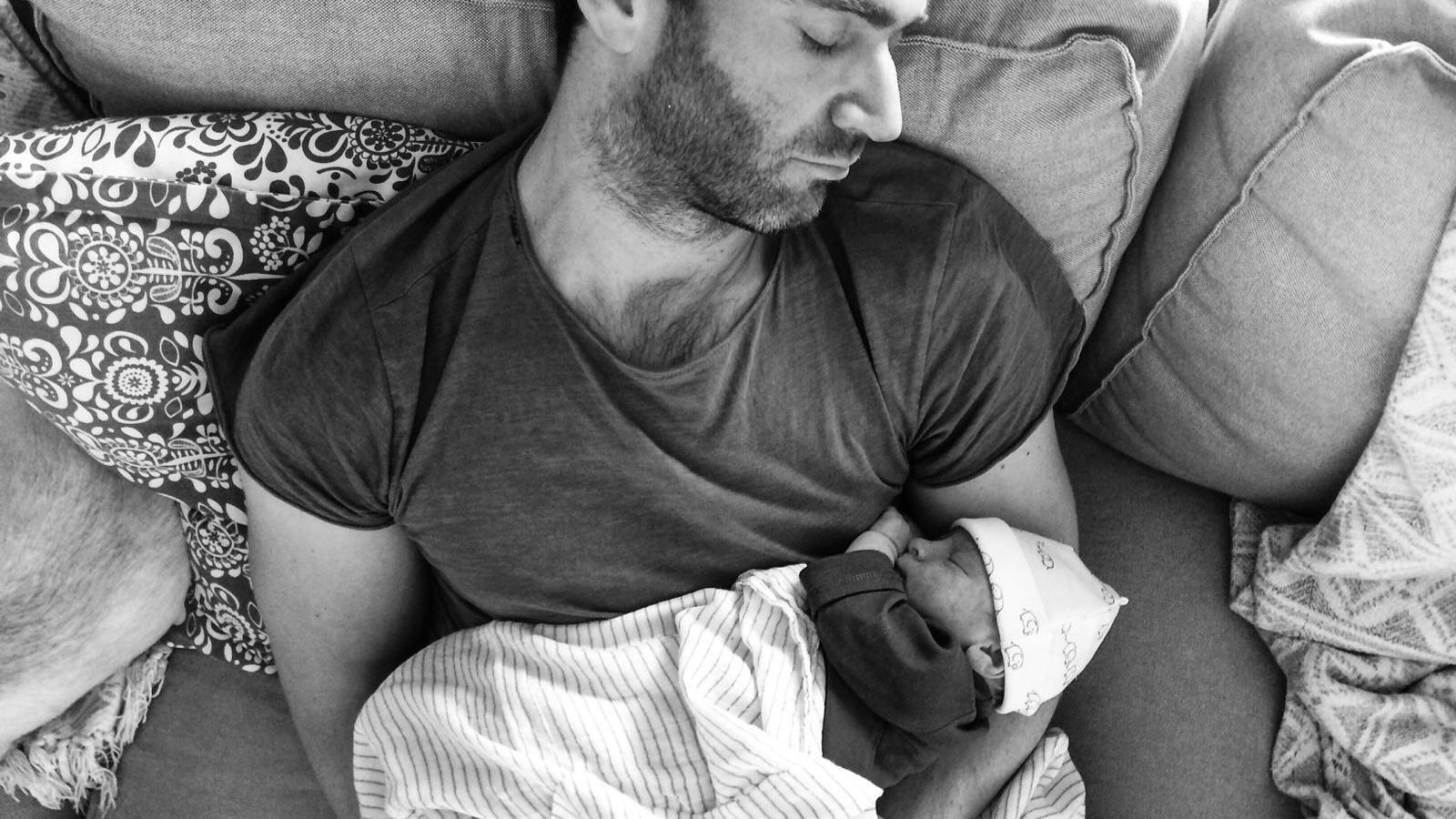 Gael duerme tranquilo en casa después de que a su madre le hayan dado el alta.