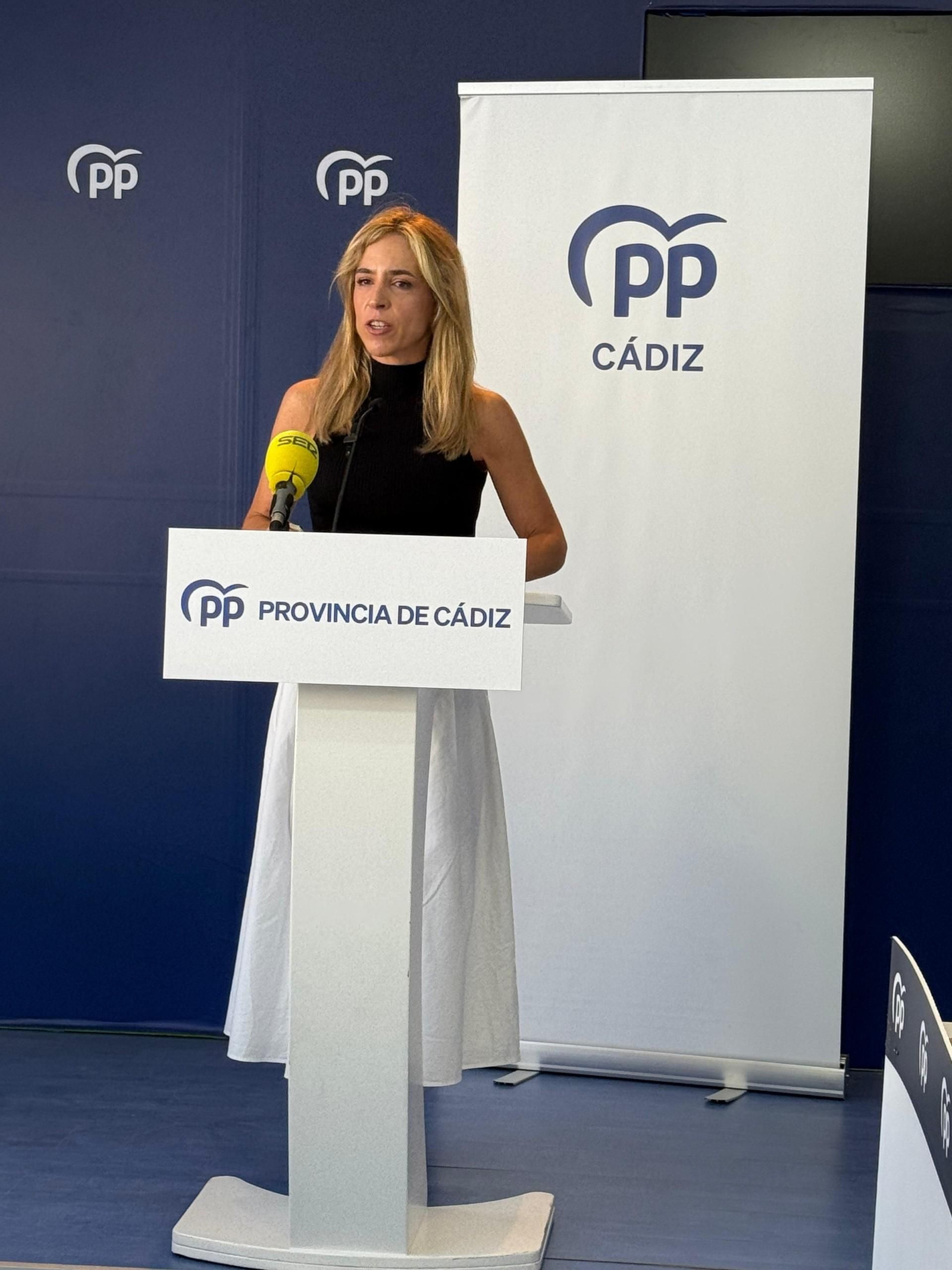 Almudena Martínez durante la rueda de prensa en el PP de Cádiz.